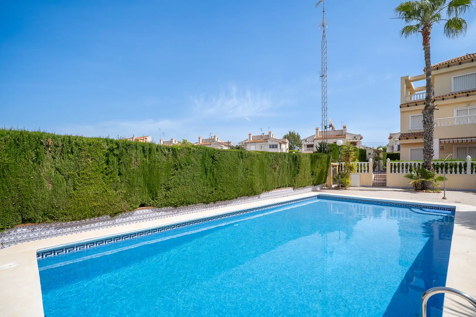 Piscina de Casa adosada en venta en Guardamar del Segura con Aire acondicionado, Jardín privado y Terraza