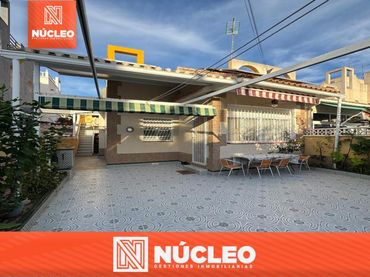 Adosado con balcón en venta en Zona Carrefour - Urbanizaciones
