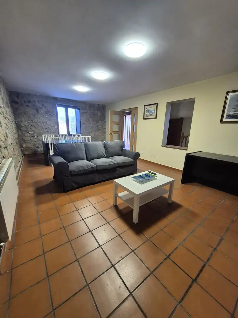 Sala d'estar de Casa o xalet de lloguer en Gemuño amb Calefacció, Jardí privat i Terrassa