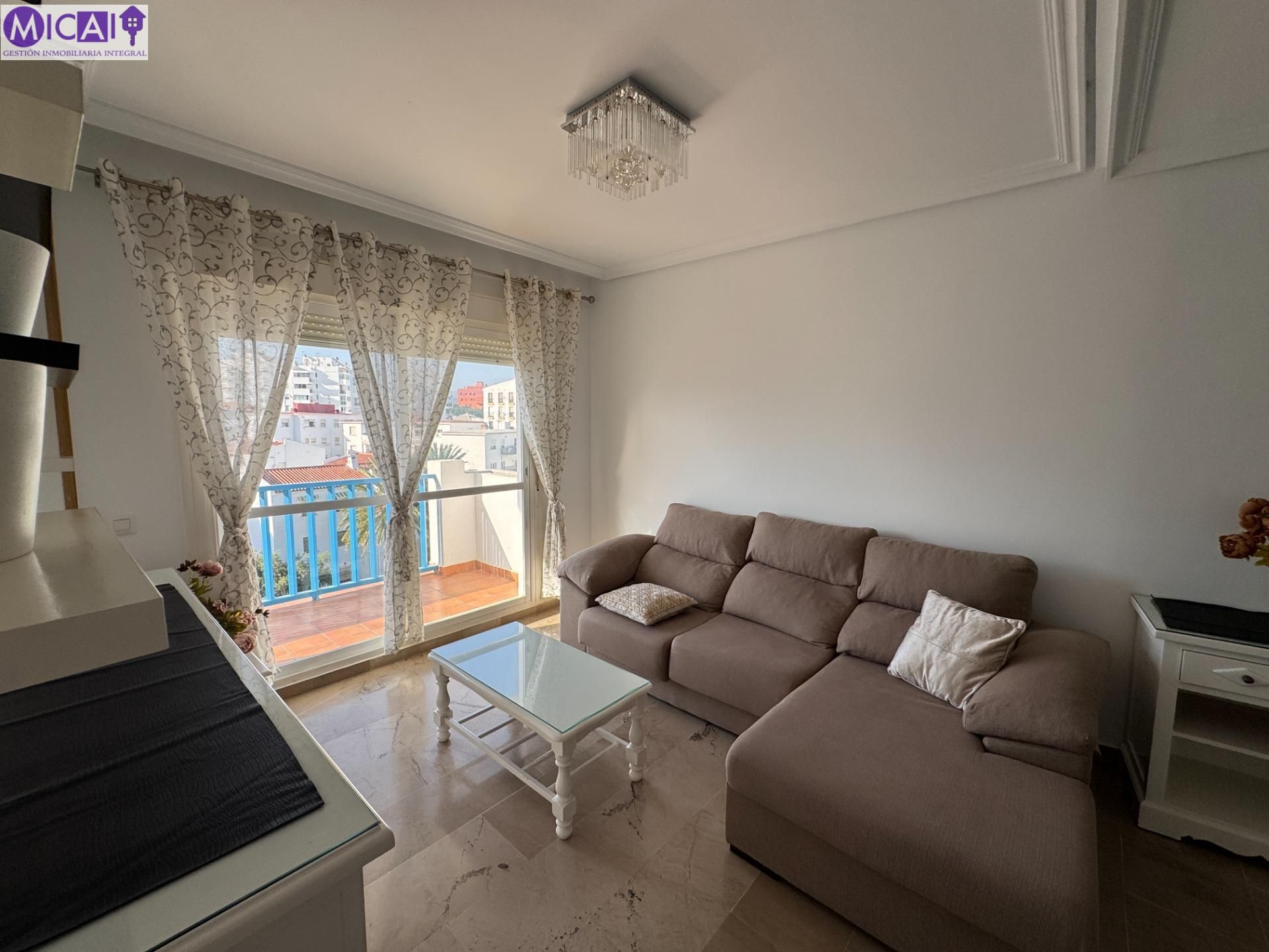 Sala d'estar de Apartament en venda en Estepona amb Aire condicionat, Jardí privat i Piscina comunitària