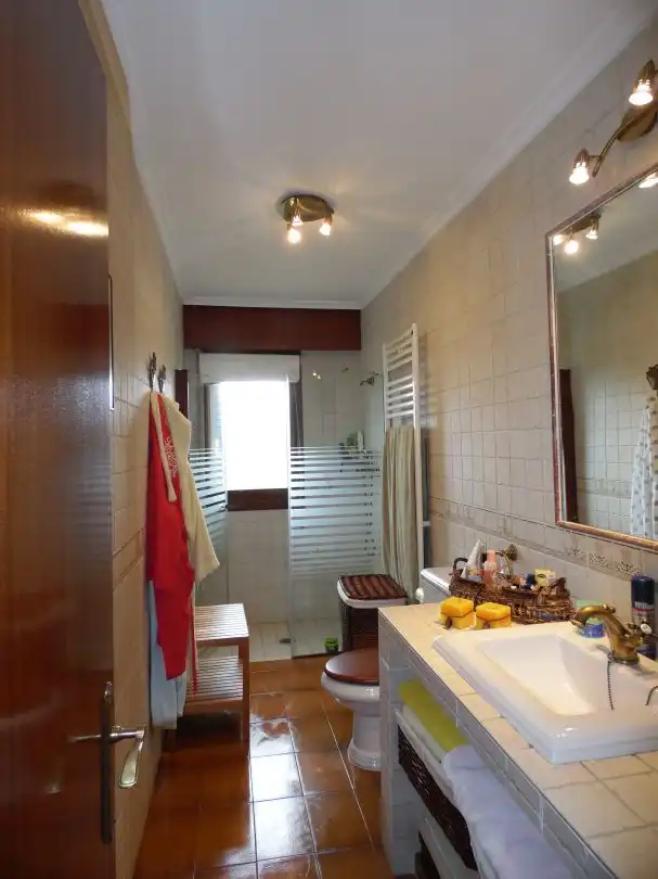 Baño de Casa o chalet en venta en Villarcayo de Merindad de Castilla la Vieja con Calefacción, Terraza y Piscina