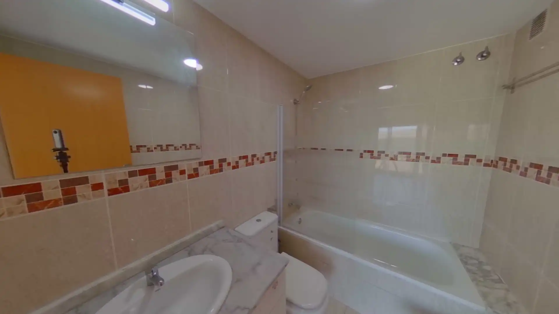 Badezimmer von Wohnung zum Verkauf in Tarragona mit Heizung, Abstellraum und Schwimmbad