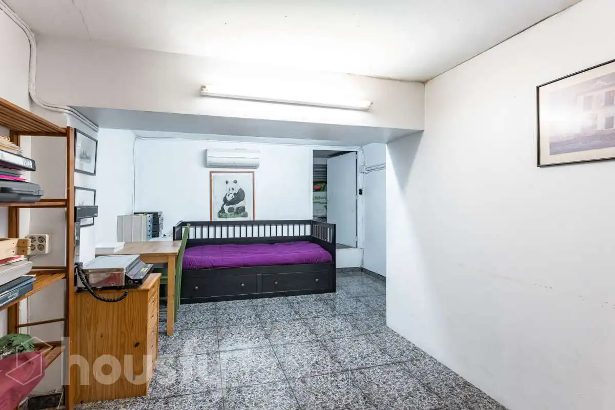 Commercial properties for sale in Barcelona  with Air Conditioner and Furnished