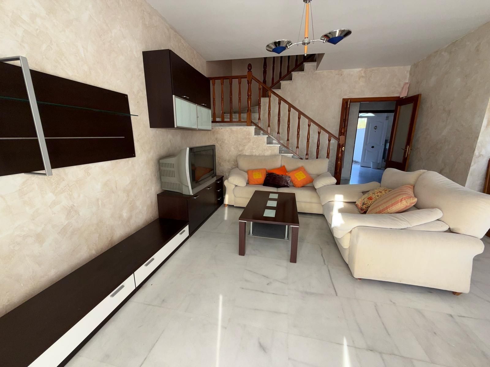 Sala de estar de Casa adosada en venta en Espartinas con Aire acondicionado
