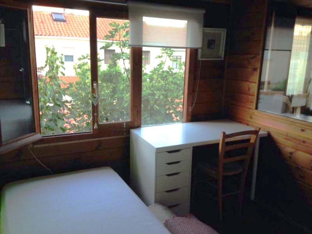 Dormitori de Casa o xalet per a compartir en  Madrid Capital amb Calefacció, Moblat i Forn