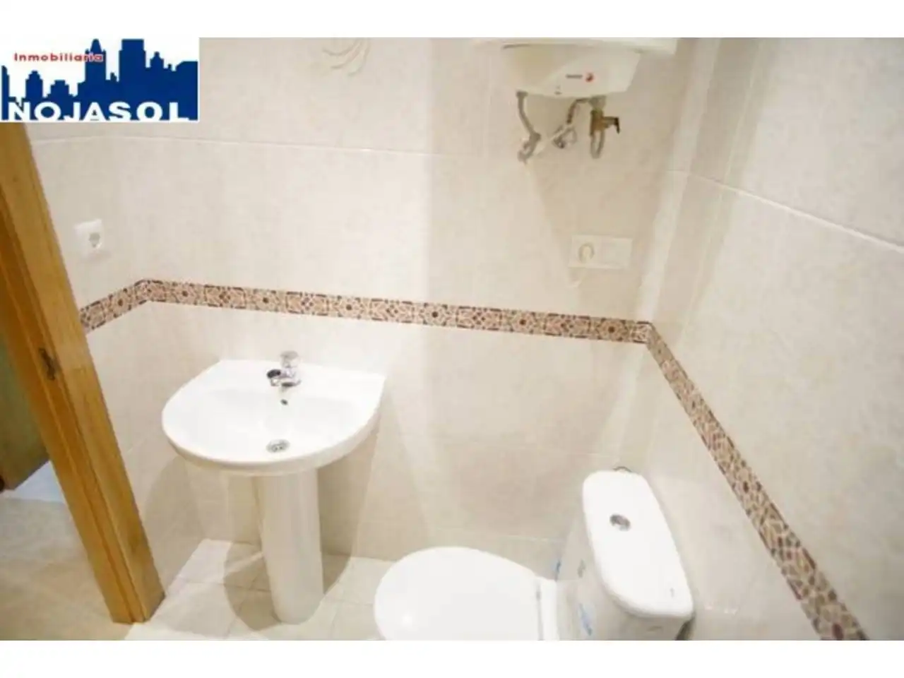 Badezimmer von Büro zum Verkauf in Bareyo