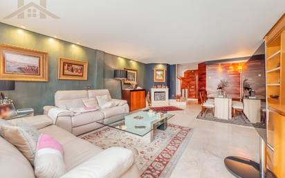 Living room of Single-family semi-detached for sale in Majadahonda  with Air Conditioner, Heating and Private garden