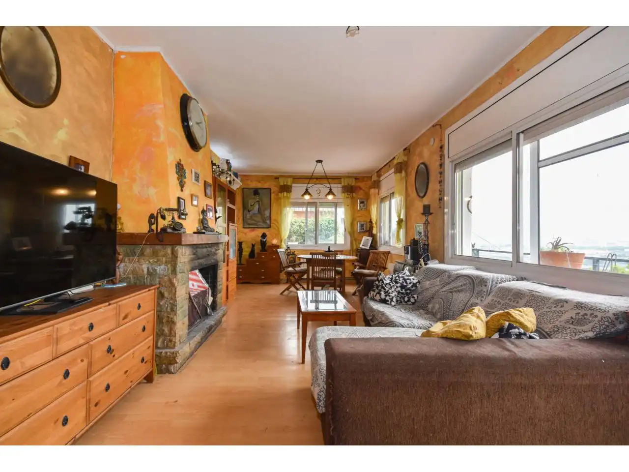 Sala de estar de Casa o chalet en venta en Abrera con Piscina