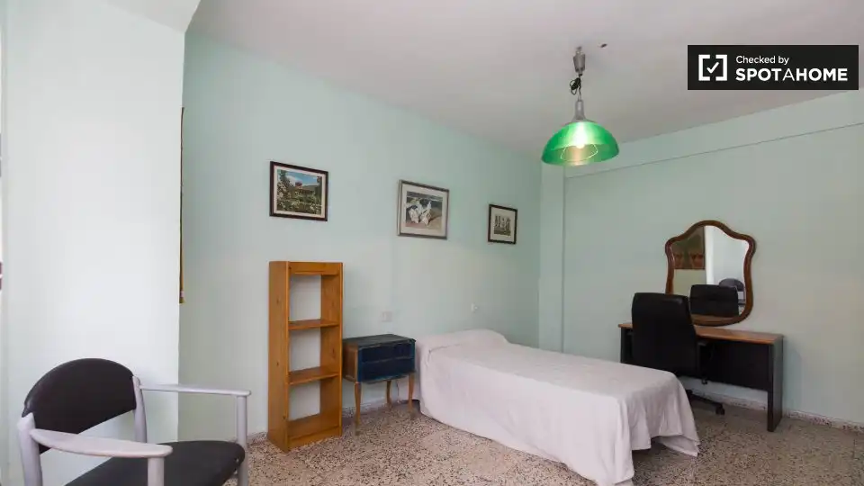 Bedroom of Flat for share in Granada  with Air Conditioner, Heating and Furnished