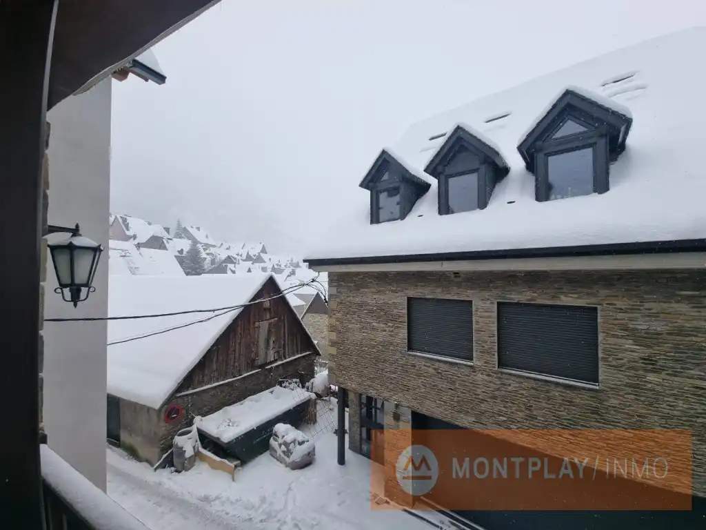 Exterior view of Detached homes for sale in Naut Aran