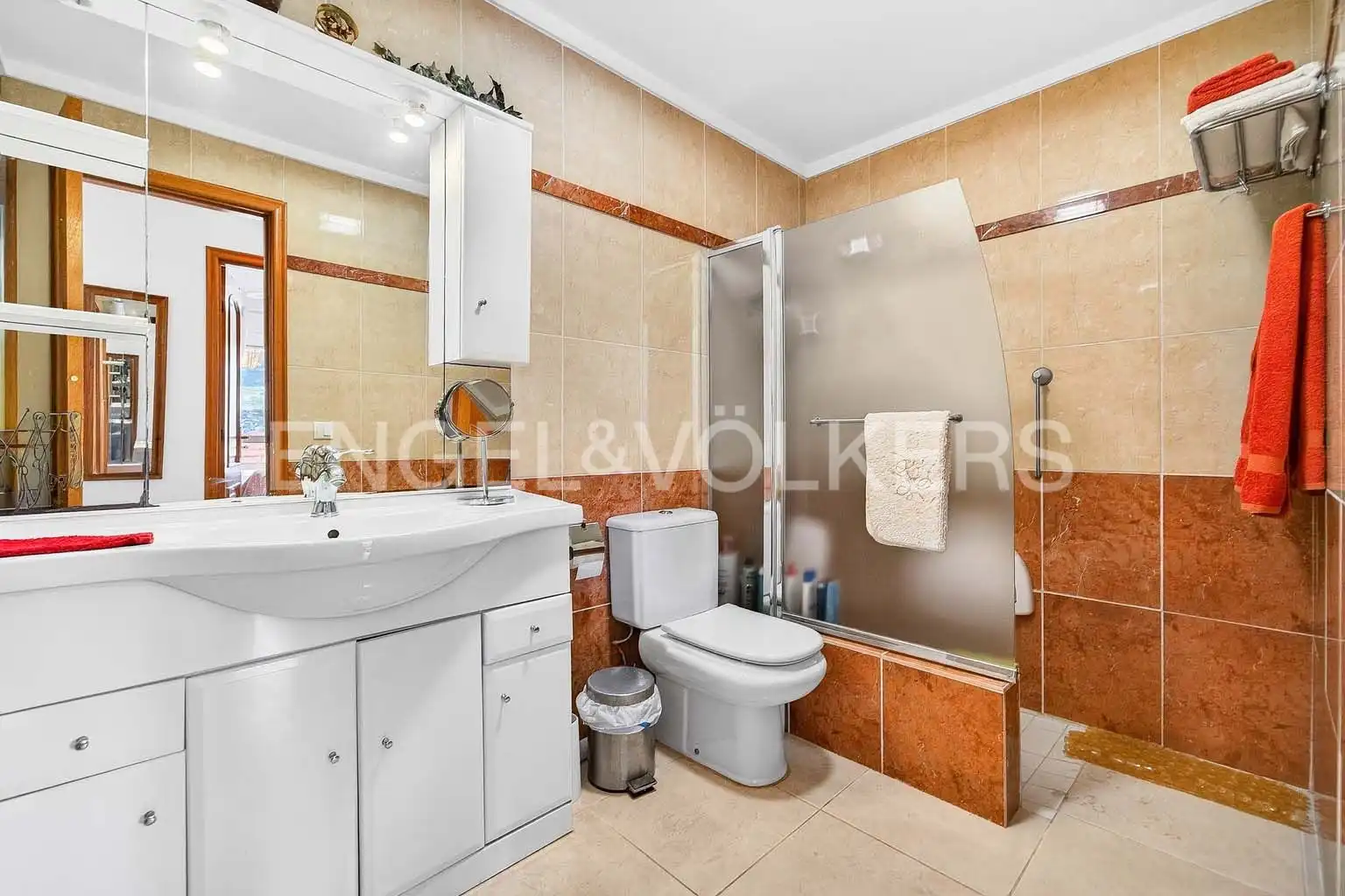 Baño de Piso en venta en Adeje con Terraza, Piscina y Amueblado