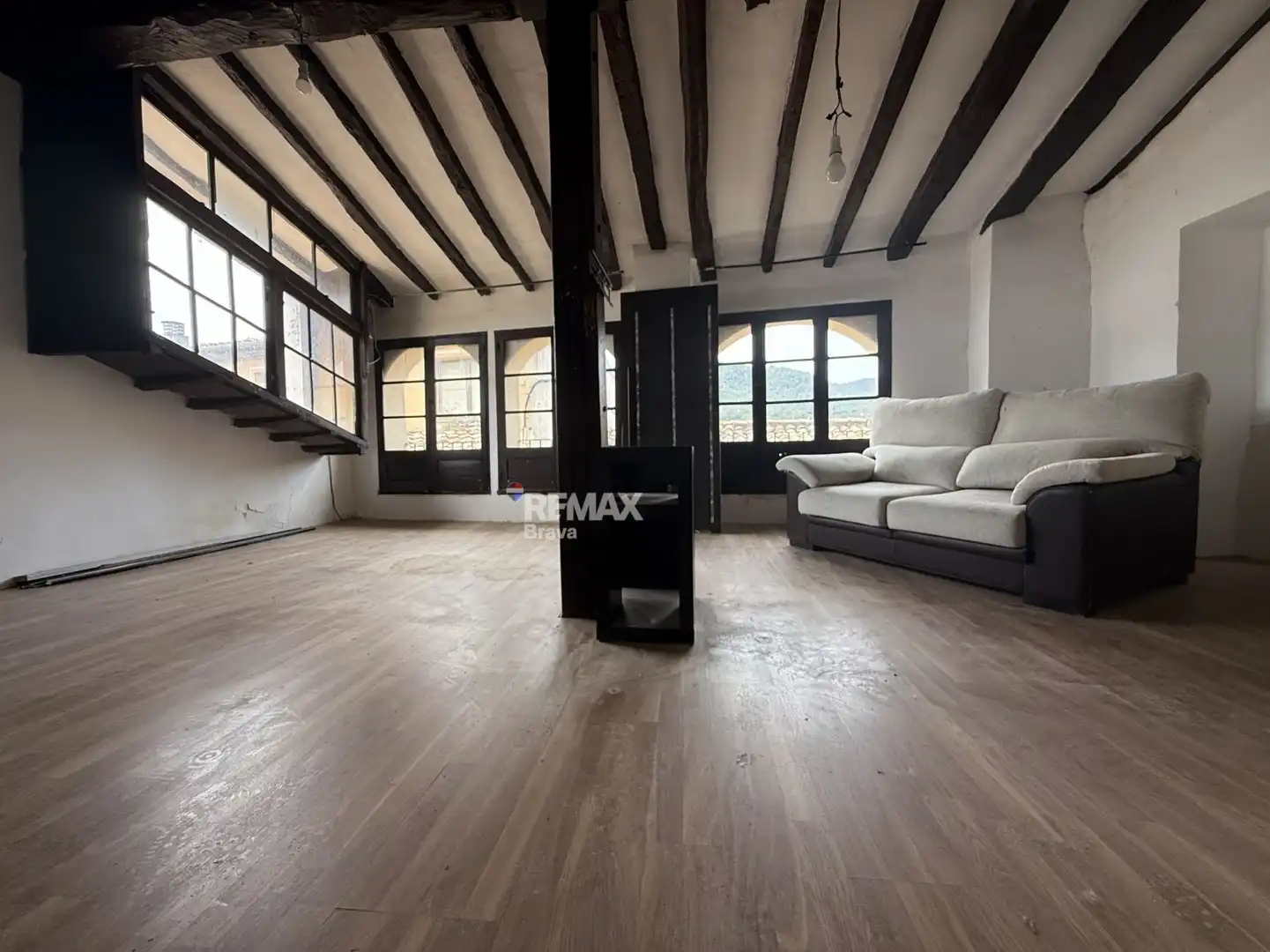 Sala d'estar de Casa o xalet en venda en Besalú amb Parquet i Terrassa