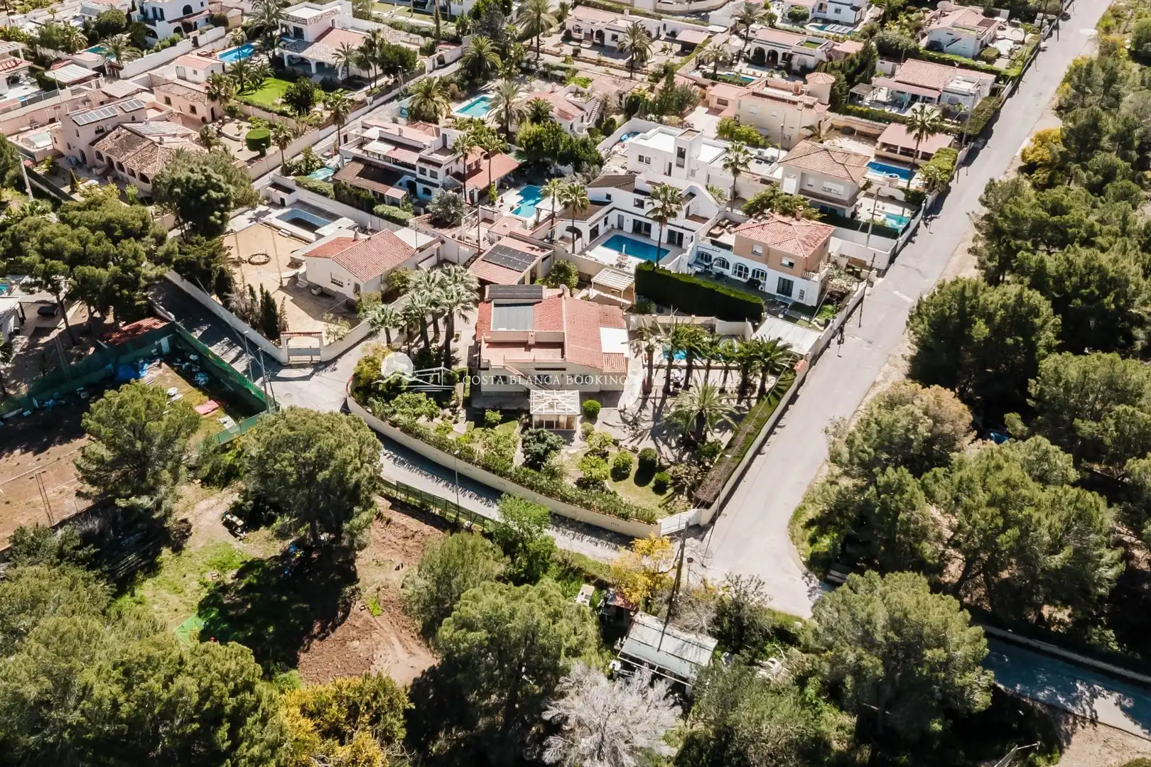 Vista exterior de Casa o xalet en venda en L'Alfàs del Pi amb Aire condicionat, Calefacció i Jardí privat
