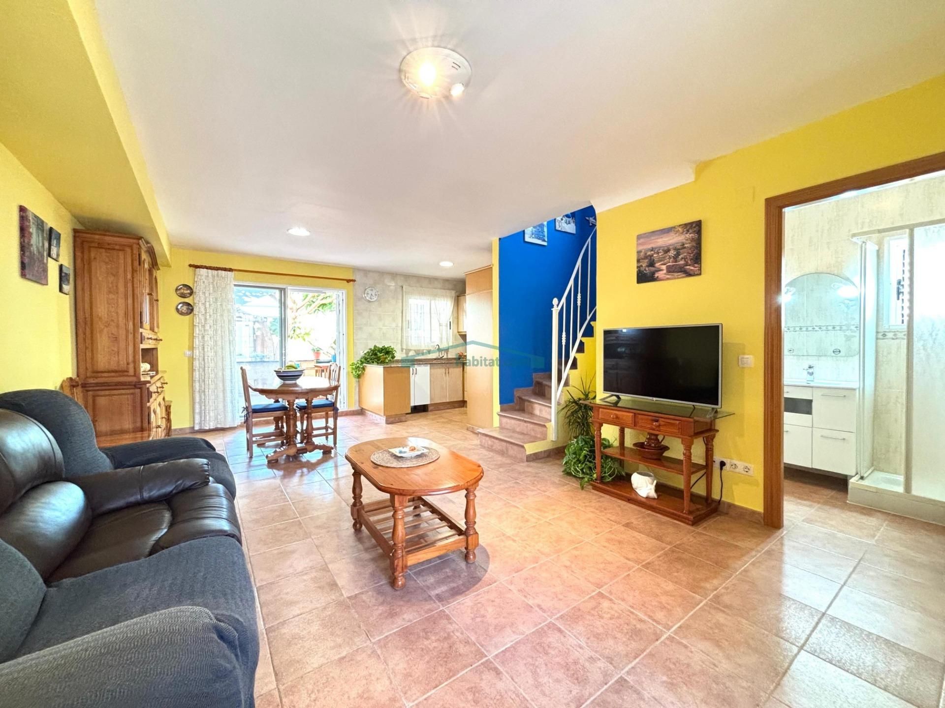 Sala d'estar de Casa adosada en venda en Sagunto / Sagunt amb Aire condicionat, Jardí privat i Terrassa