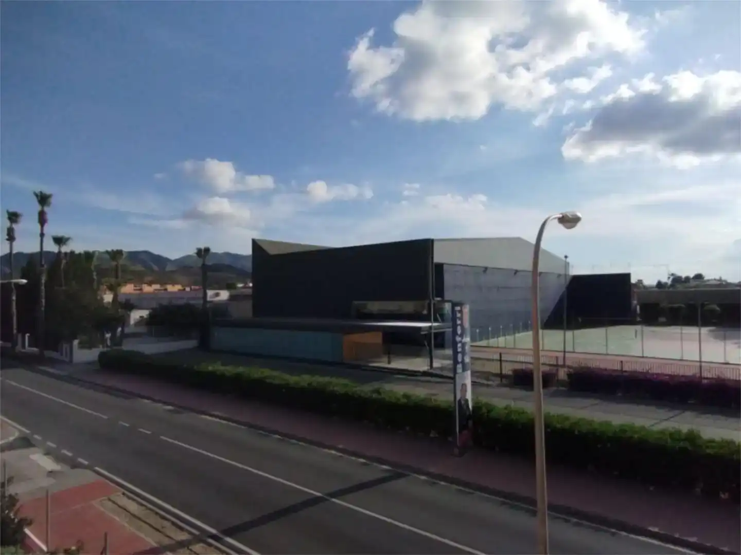 Vista exterior de Casa o xalet per a compartir en Benferri amb Jardí privat, Piscina i Moblat
