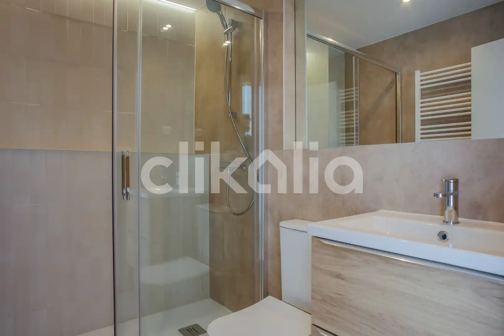 Bathroom of Flat for sale in Madrid  with Air Conditioner, Heating and Terrace