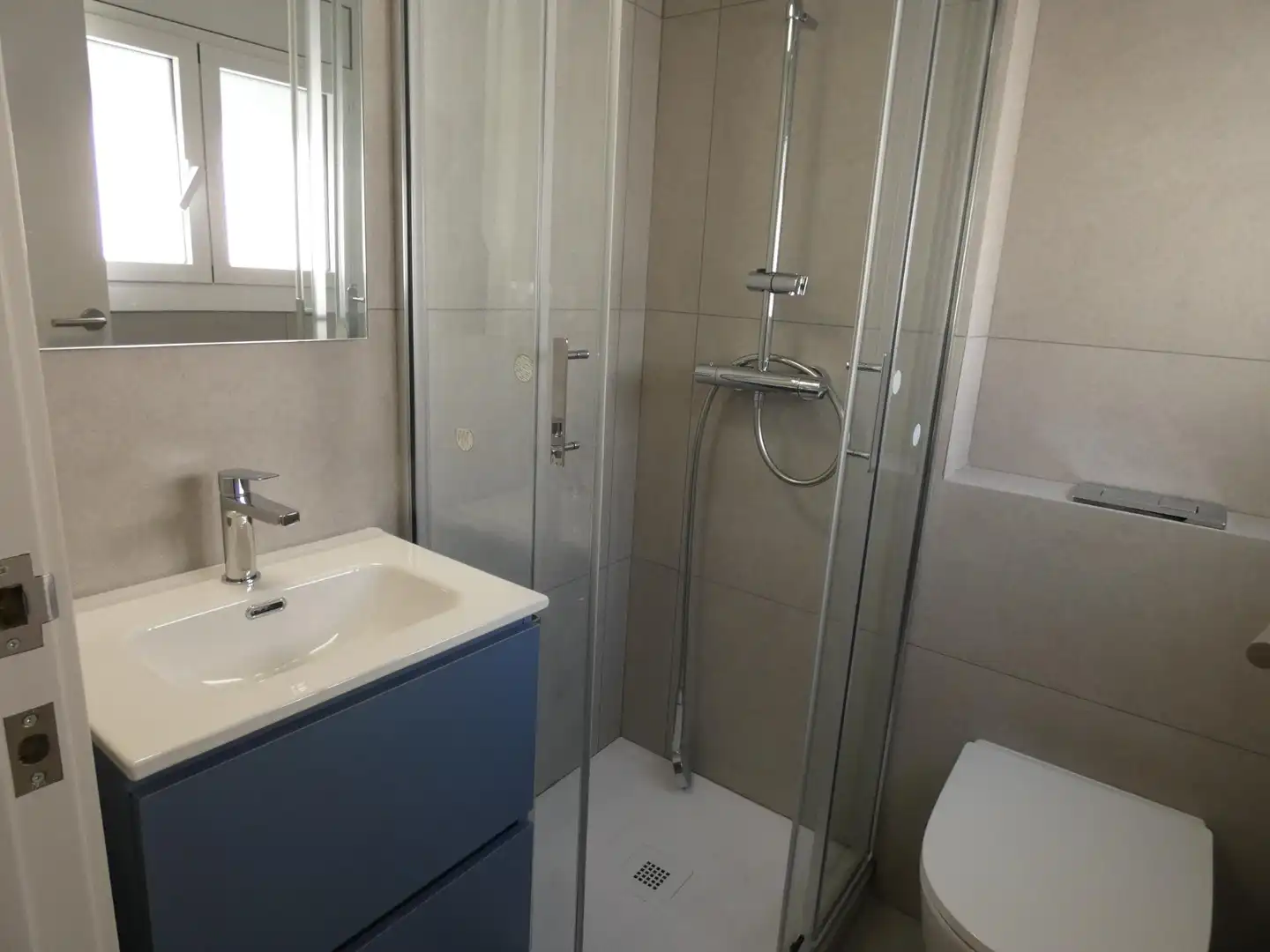 Badezimmer von Dachboden zur Miete in Barcelona mit Parkett