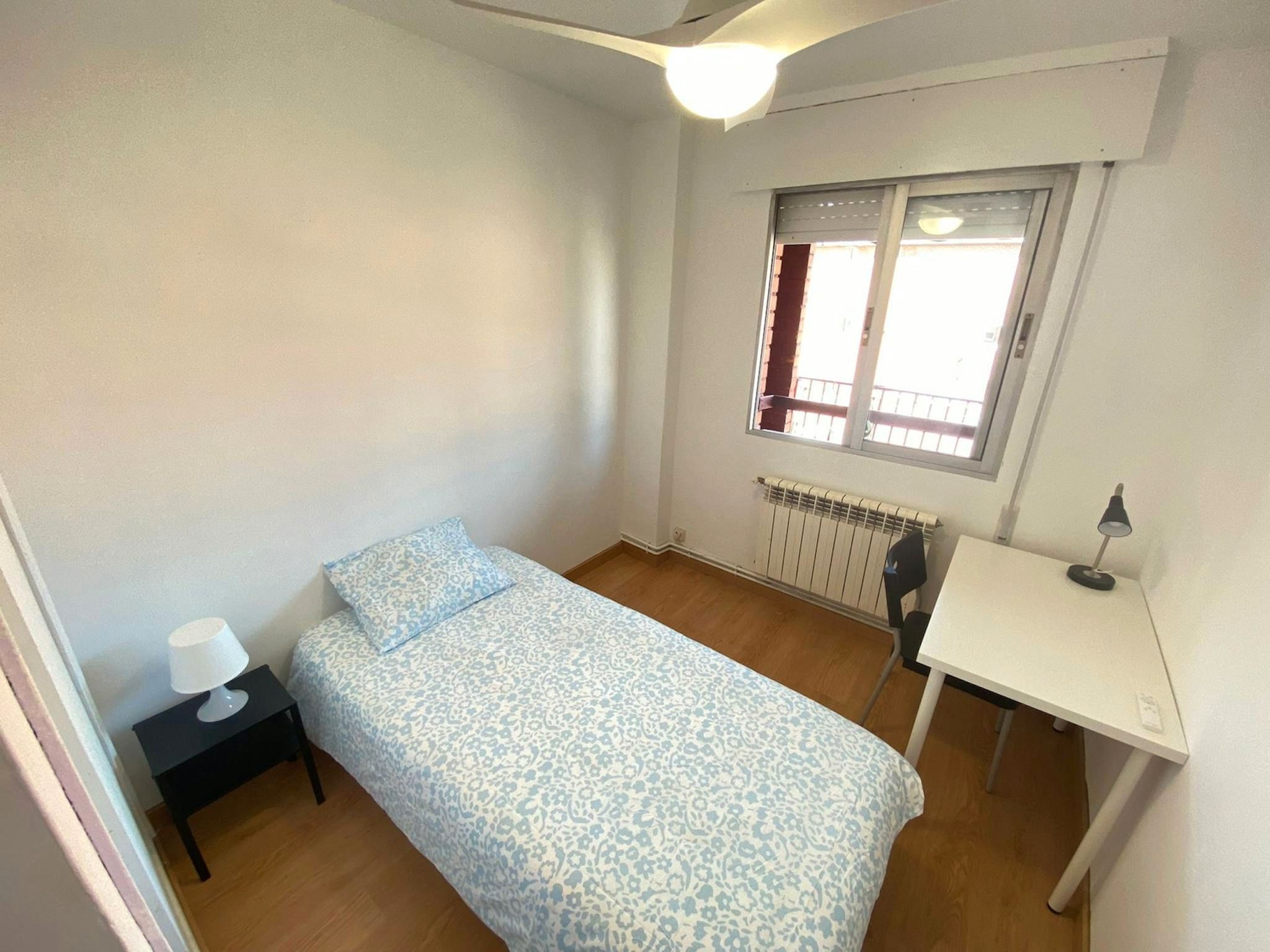 Habitación de Piso para compartir en  Madrid Capital con Calefacción, Amueblado y Internet