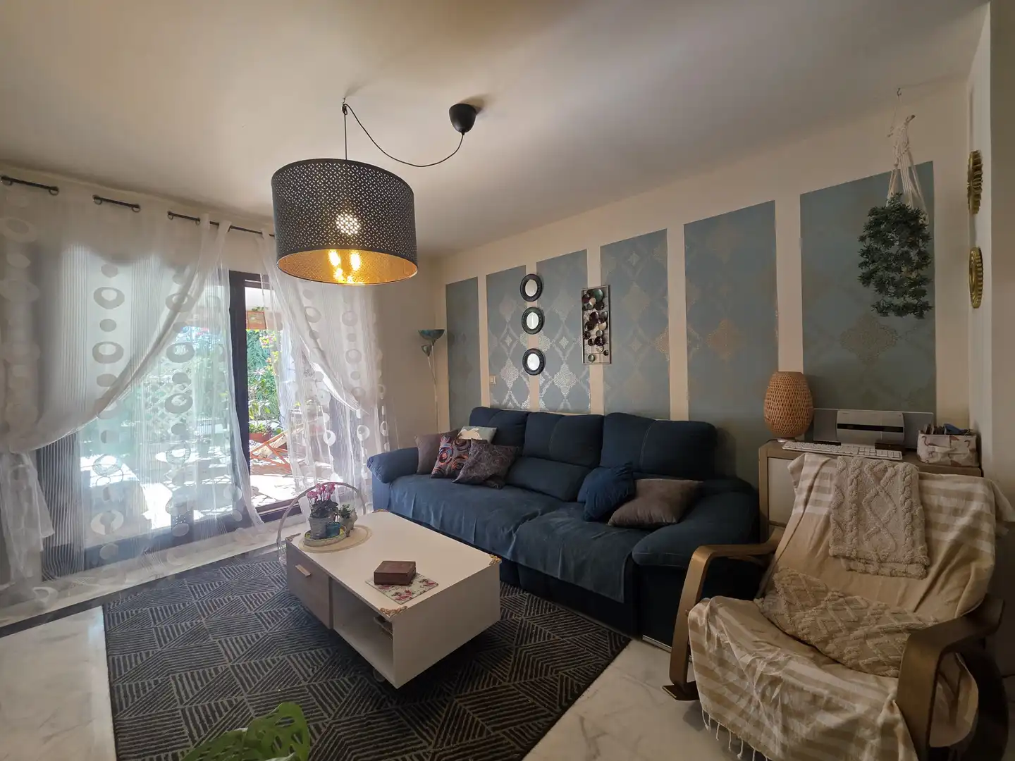 Wohnzimmer von Erdgeschoss zum Verkauf in La Alcaidesa mit Klimaanlage, Privatgarten und Terrasse
