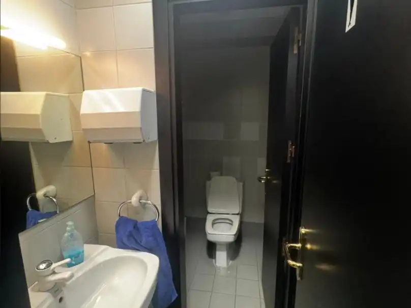 Badezimmer von Büro zur Miete in Centre