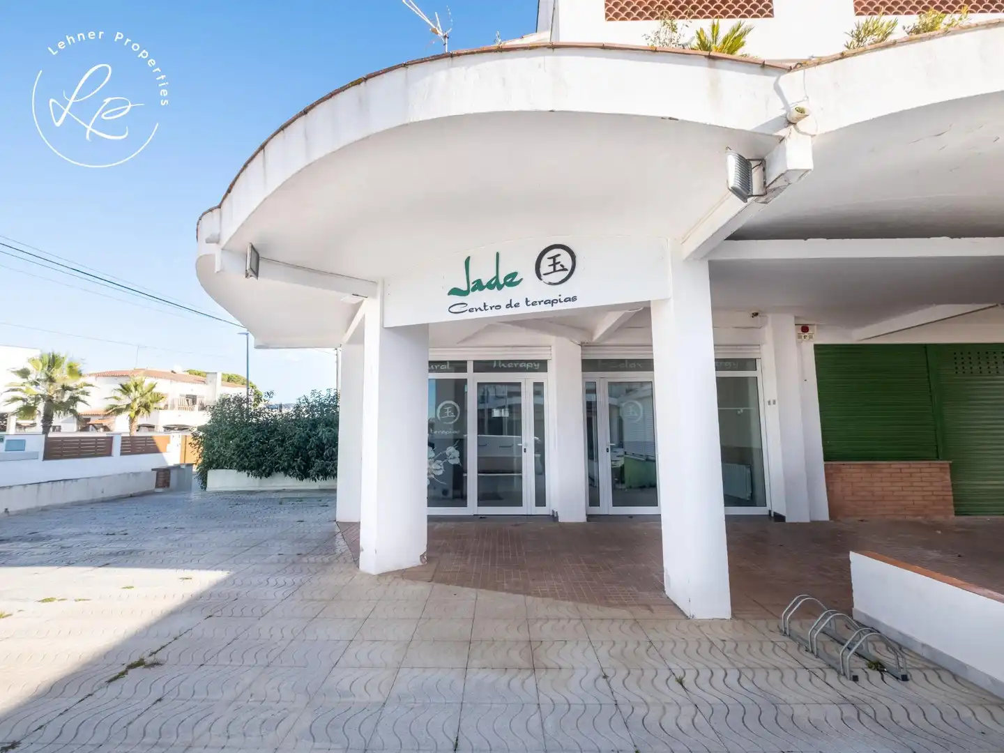 Vista exterior de Local en venda en Empuriabrava amb Aire condicionat