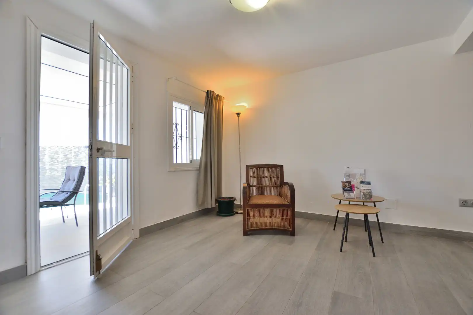 Sala d'estar de Casa adosada en venda en Ronda amb Terrassa, Piscina i Balcó