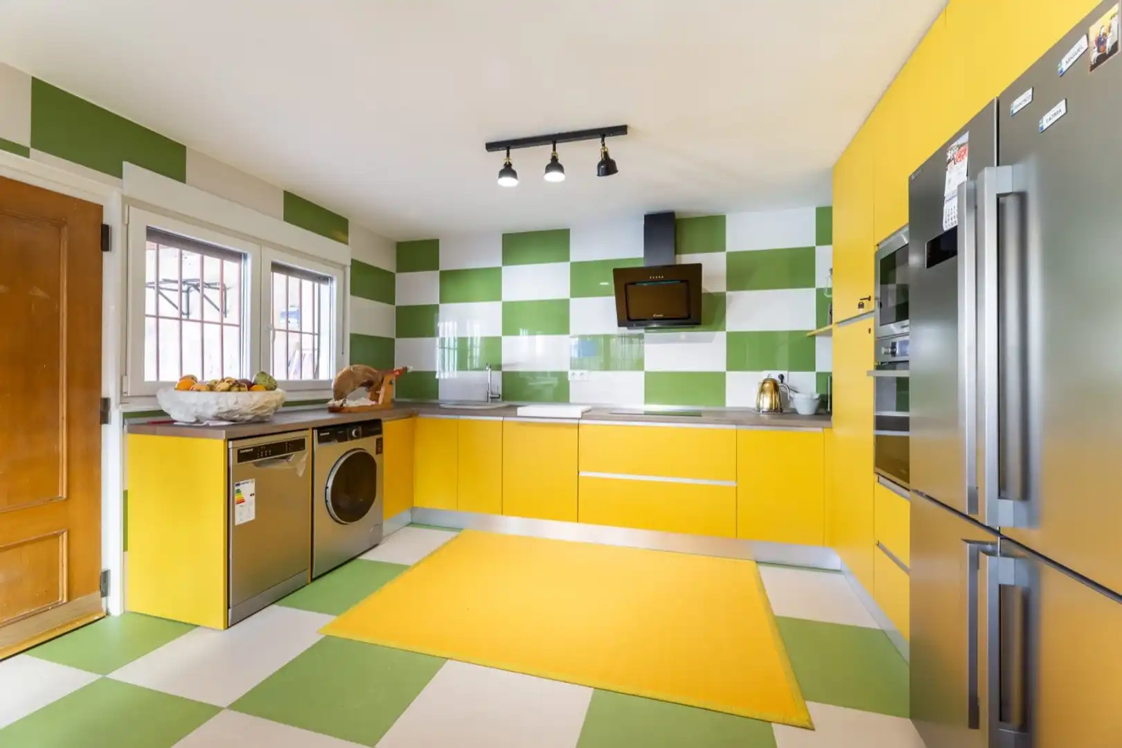Cocina de Casa adosada en venta en Madrid con Aire acondicionado, Calefacción y Jardín privado