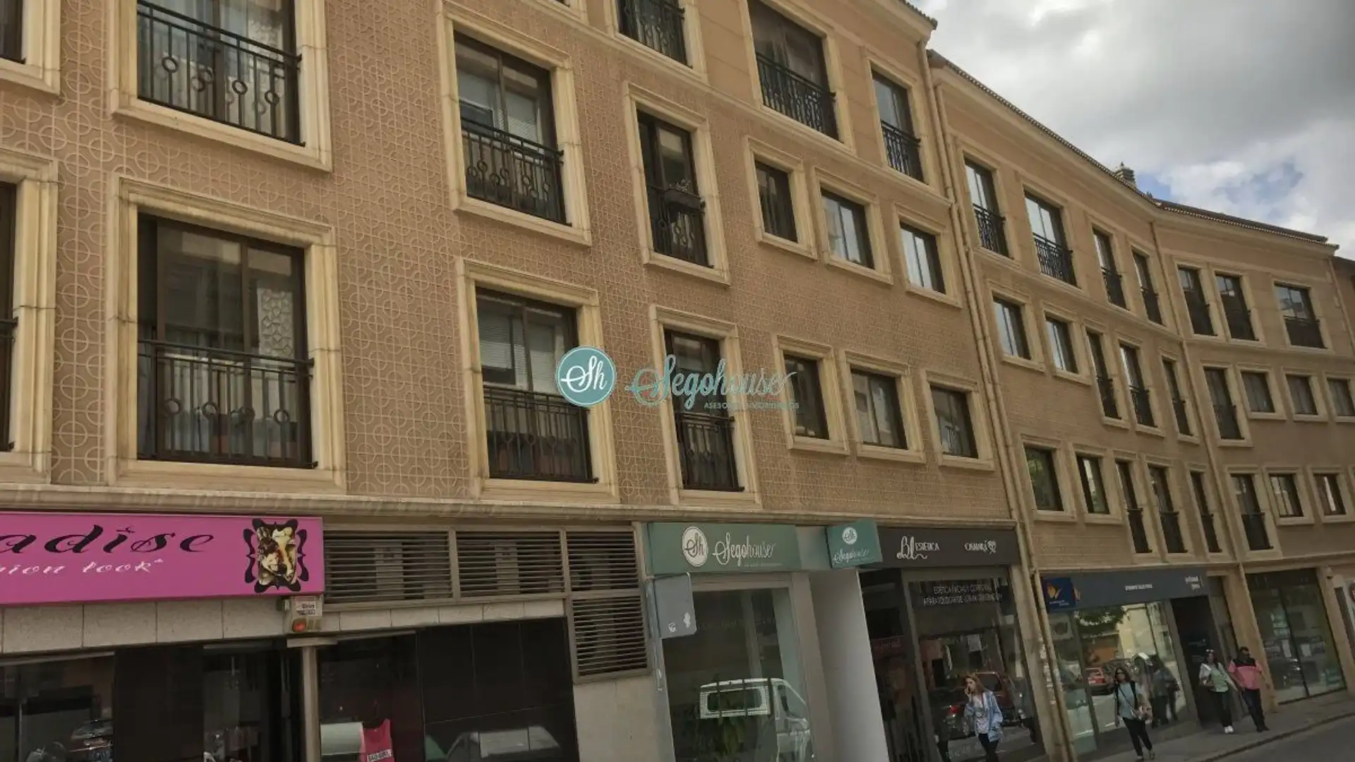 Vista exterior de Pis en venda en Segovia Capital amb Calefacció, Parquet i Terrassa