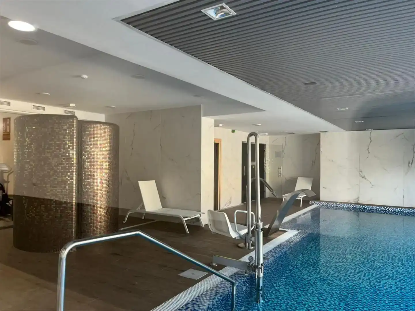 Schwimmbecken von Wohnung zur Miete in Selwo