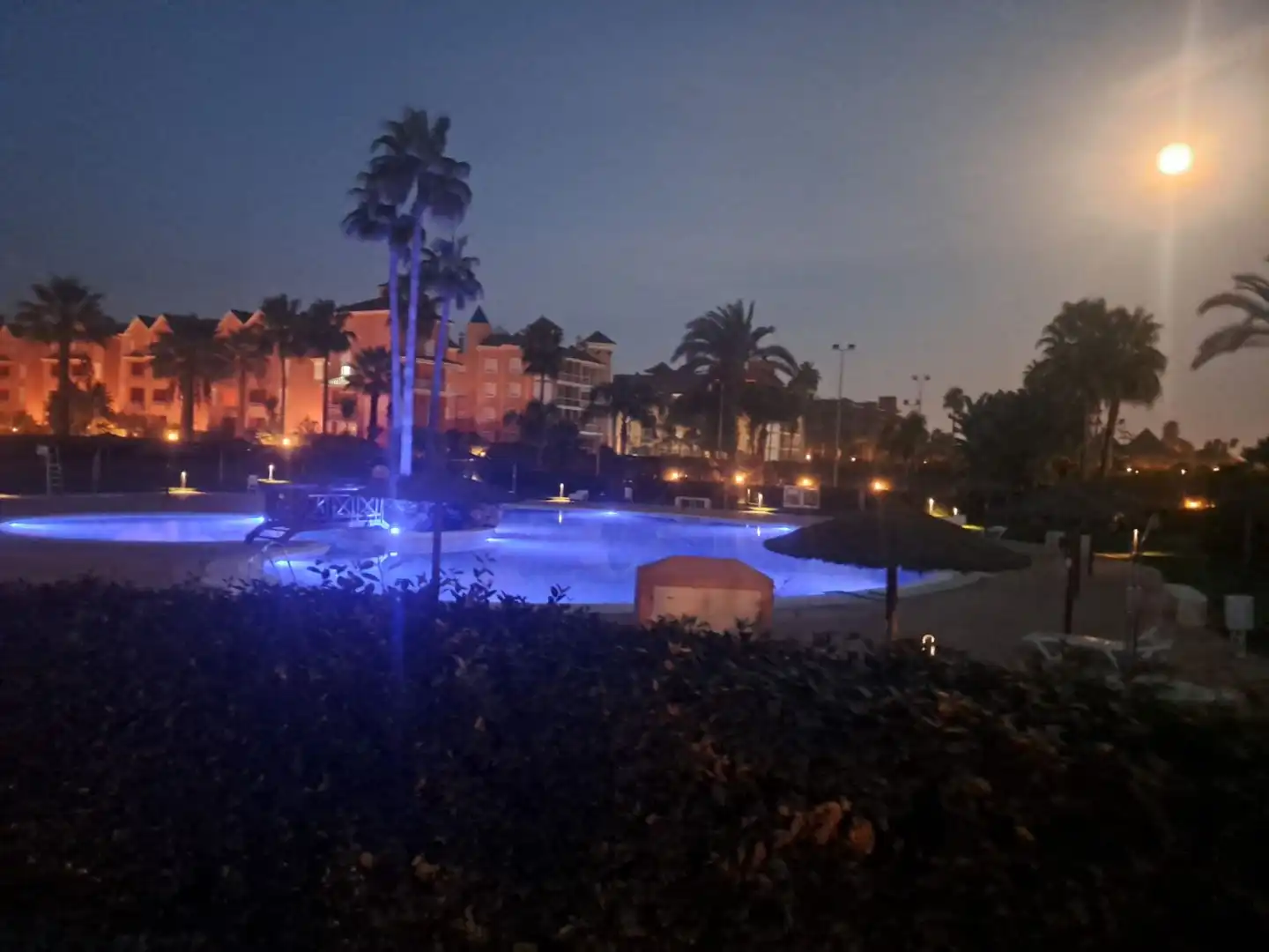 Schwimmbecken von Wohnungen zum Verkauf in Islantilla mit Klimaanlage, Heizung und Terrasse