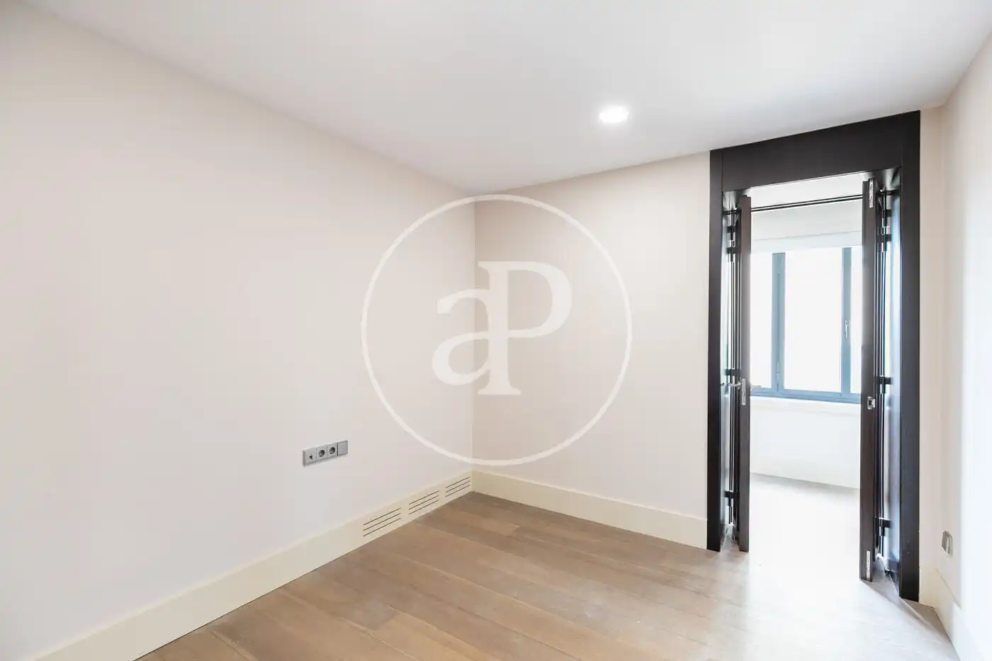 Flat for sale in Barcelona  with Air Conditioner and Heating