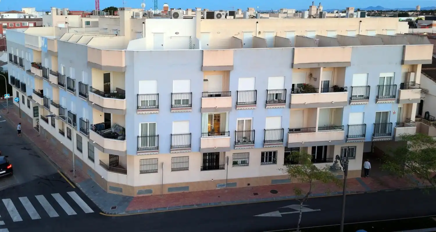 Außenansicht von Wohnung zum Verkauf in San Pedro del Pinatar mit Klimaanlage, Heizung und Privatgarten