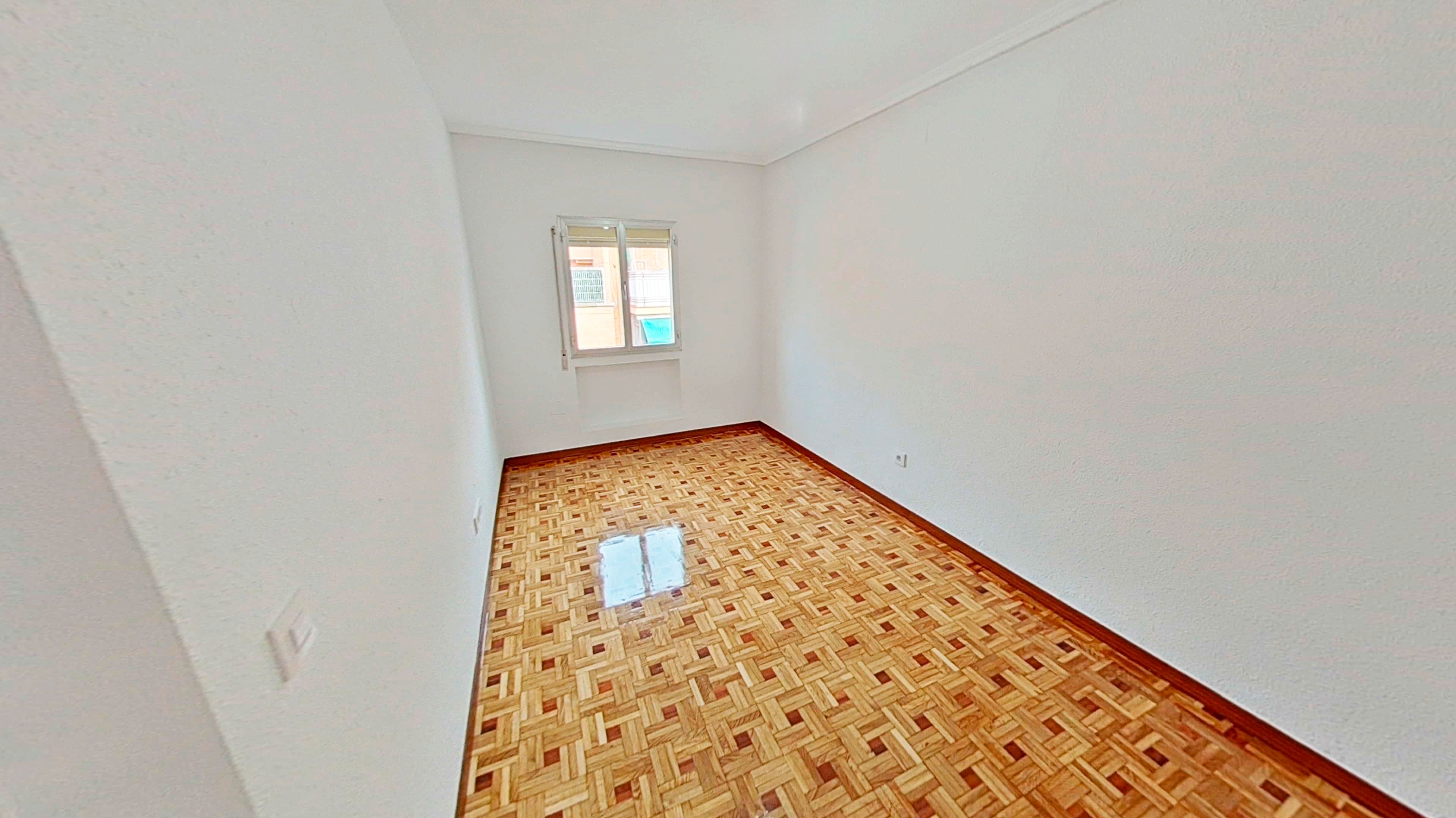 Habitación de Piso de alquiler en  Madrid Capital con Terraza, Horno y Se aceptan mascotas