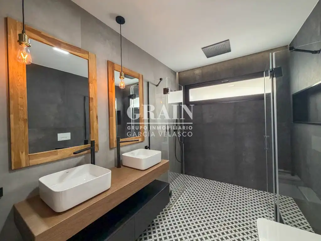 Badezimmer von Dachboden zur Miete in Albacete mit Heizung, Terrasse und Balkon