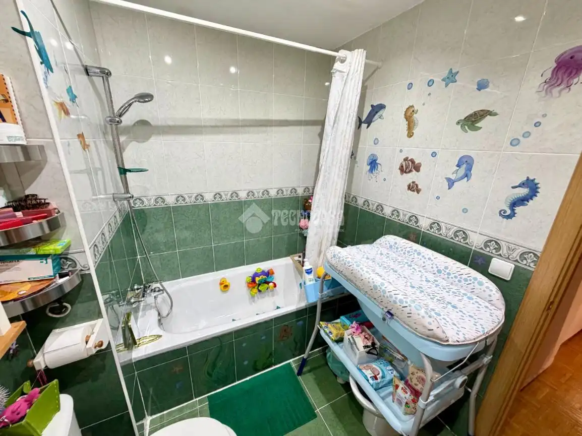 Bany de Casa adosada en venda en Daganzo de Arriba amb Aire condicionat, Parquet i Piscina