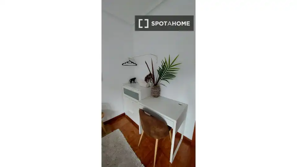 Bedroom of Flat for share in Ibaiondo