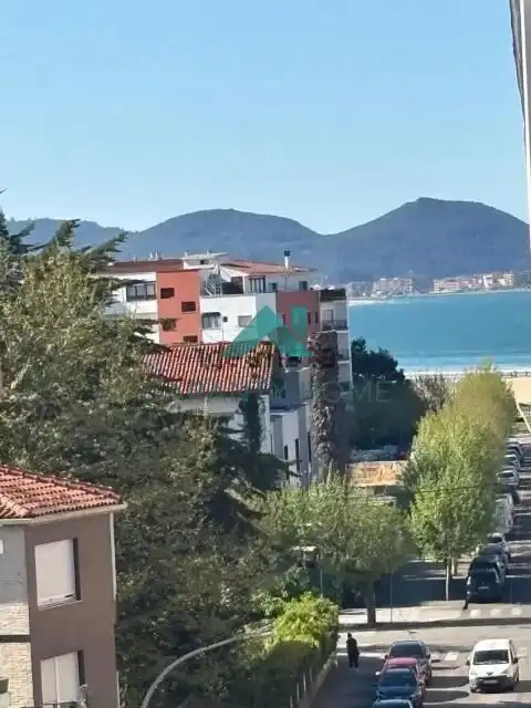 Vista exterior de Àtic en venda en Laredo amb Calefacció, Jardí privat i Terrassa