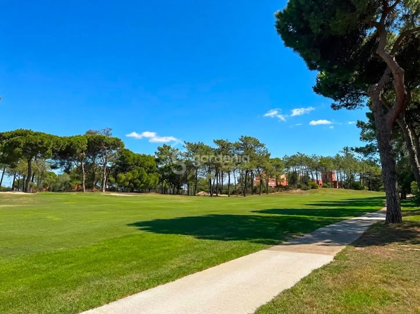 Außenansicht von Einfamilien-Reihenhaus zum Verkauf in Islantilla mit Privatgarten und Terrasse