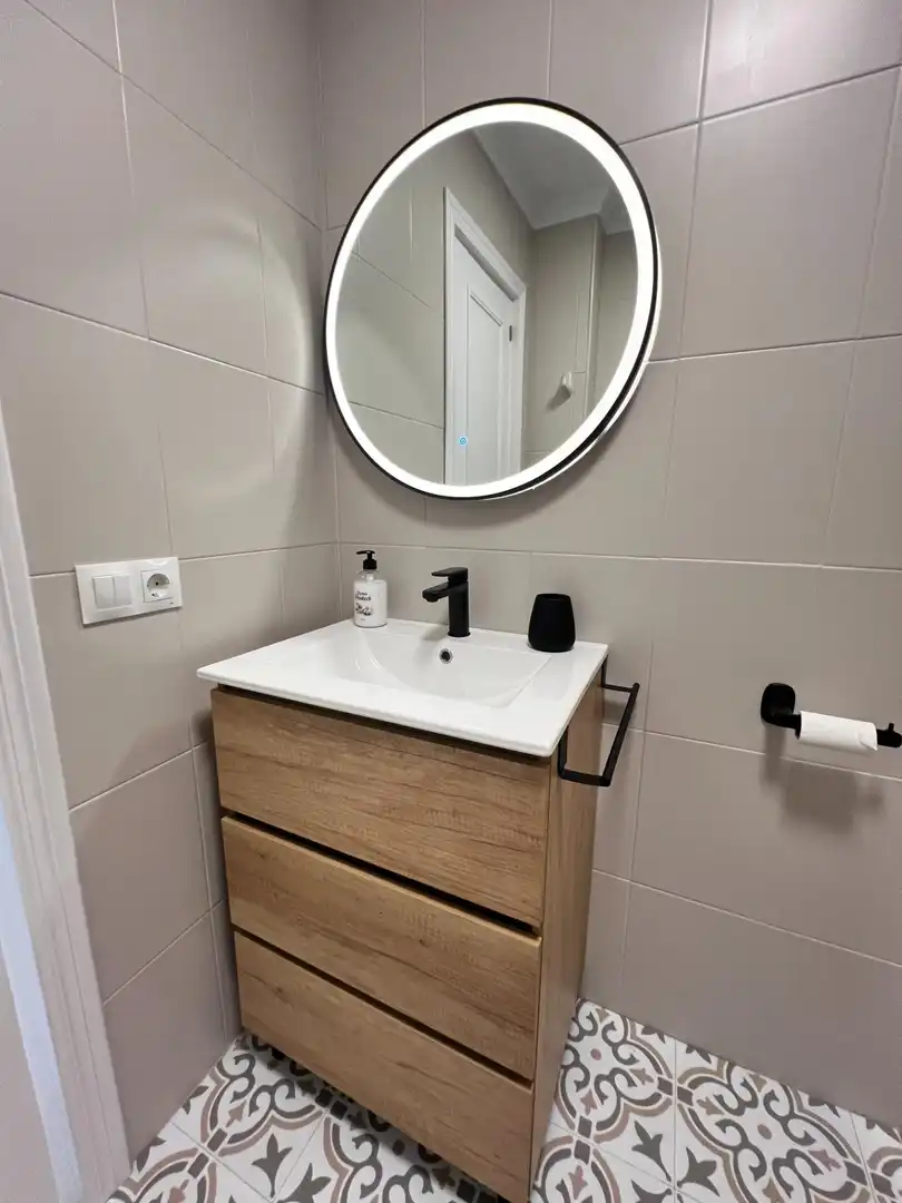 Bany de Apartament de lloguer en Fuengirola amb Aire condicionat, Calefacció i Jardí privat