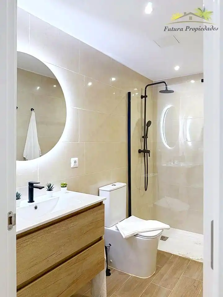 Badezimmer von Erdgeschoss zum Verkauf in Arrecife mit Möbliert