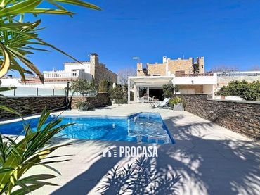 Villa con piscina in vendita a LLOBREGAT