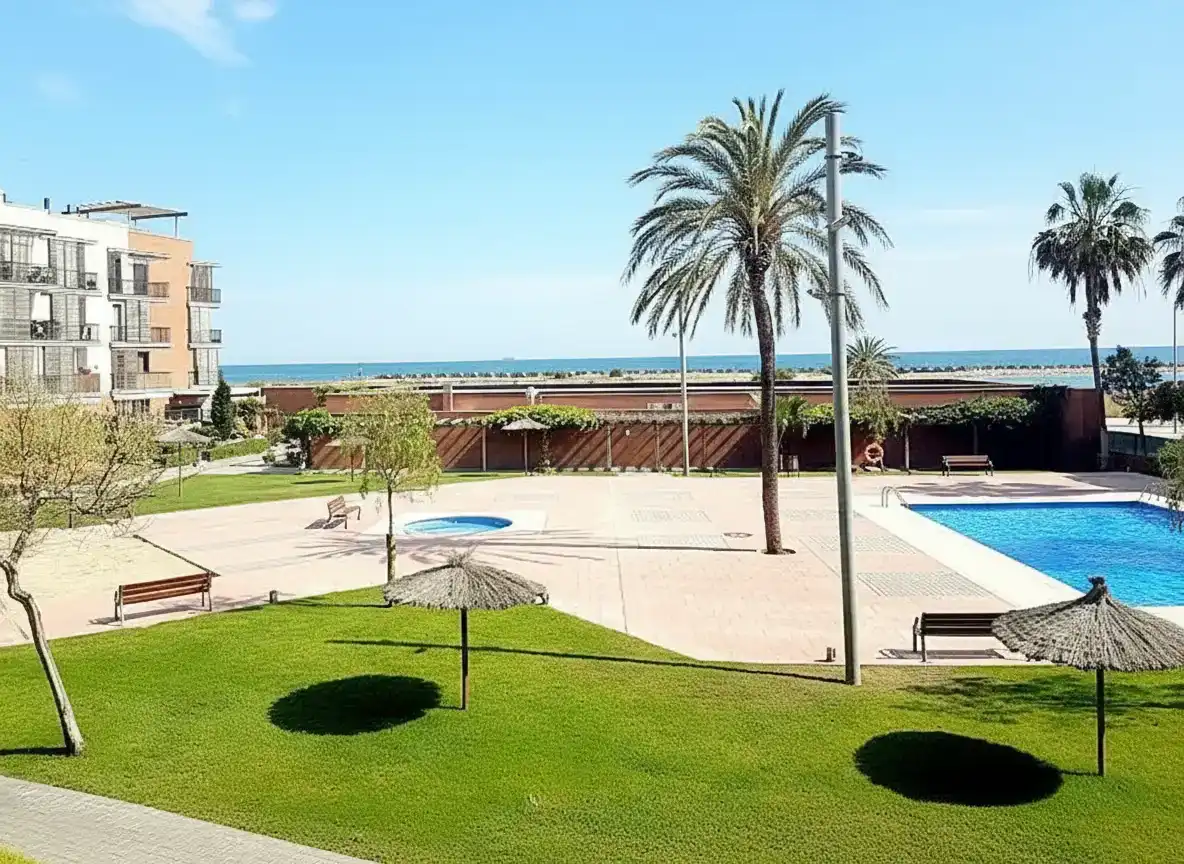 Piscina de Pis en venda en Cubelles amb Aire condicionat, Jardí privat i Traster