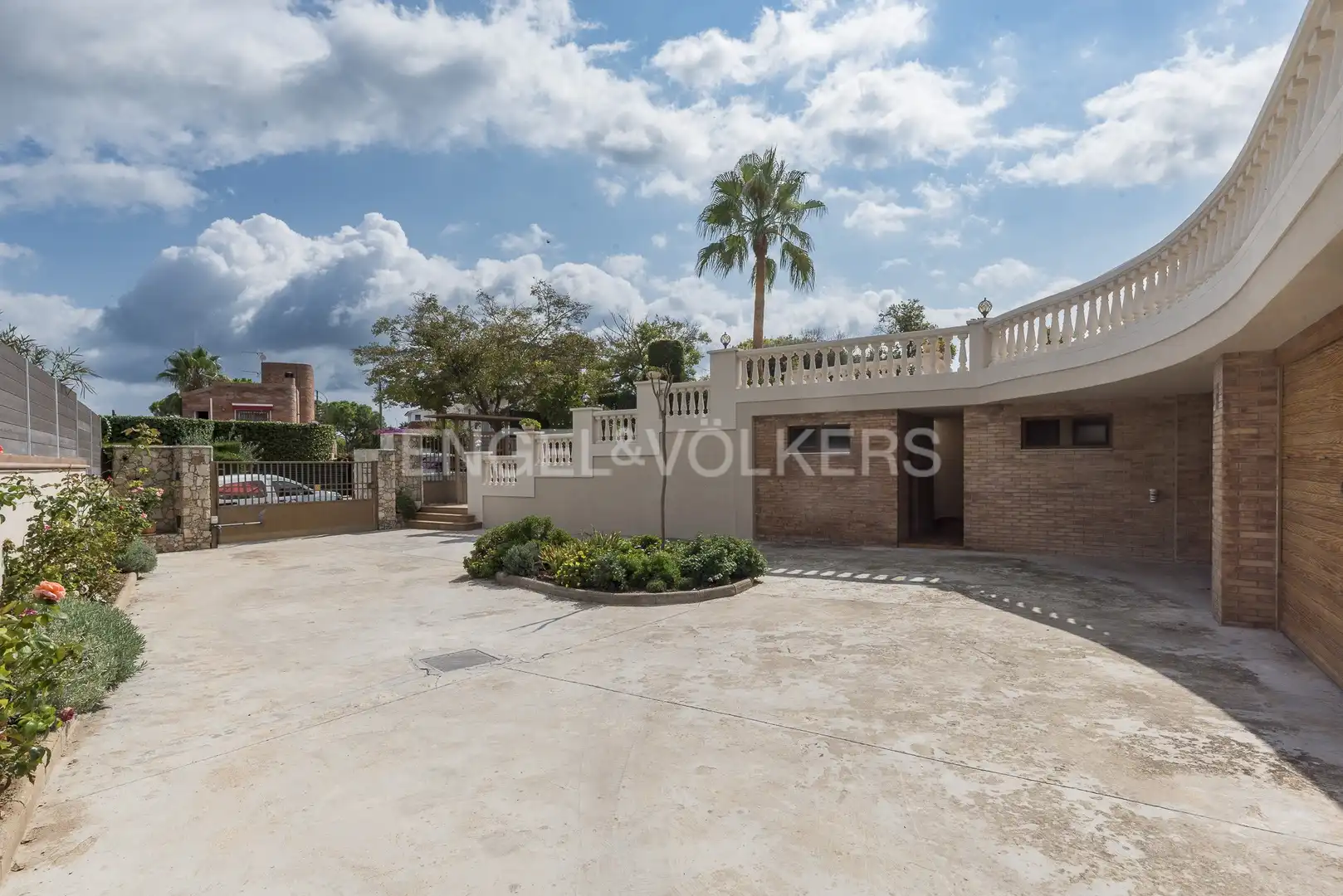 Vista exterior de Casa o xalet en venda en Vilanova i la Geltrú amb Aire condicionat, Calefacció i Jardí privat