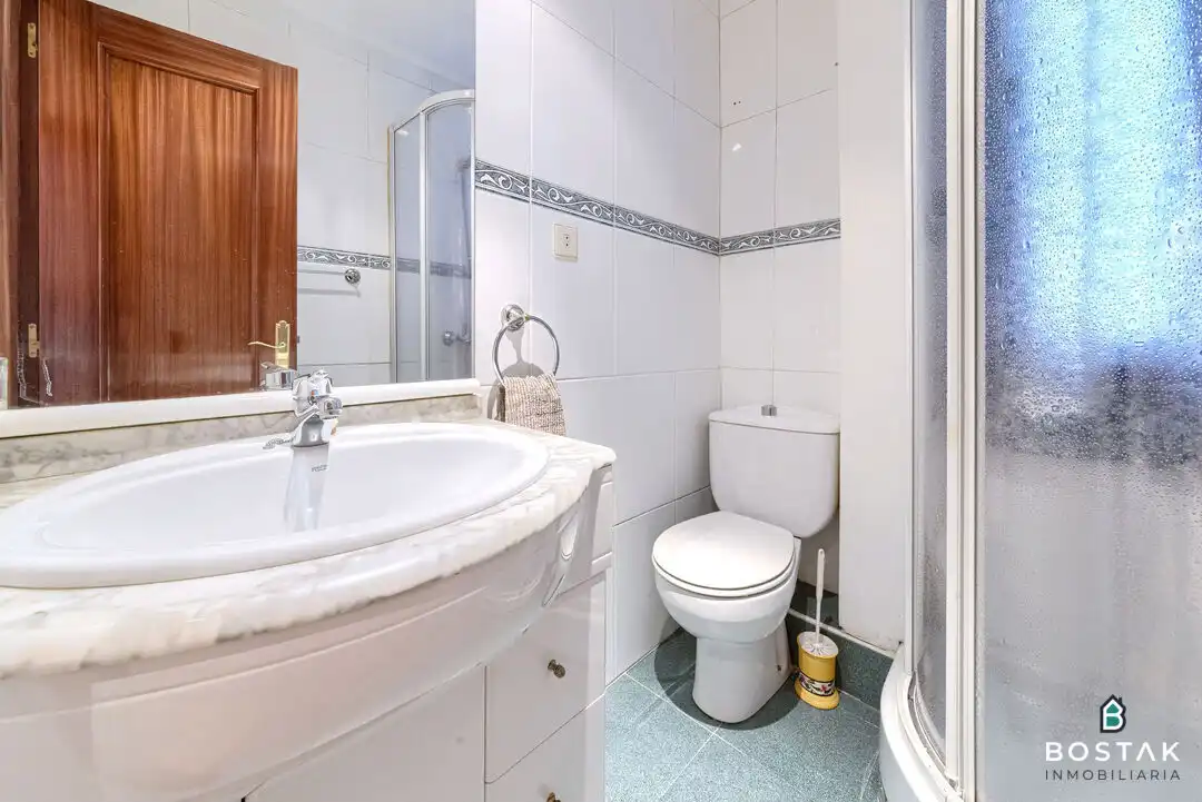 Baño de Piso en venta en Bilbao  con Calefacción y Balcón