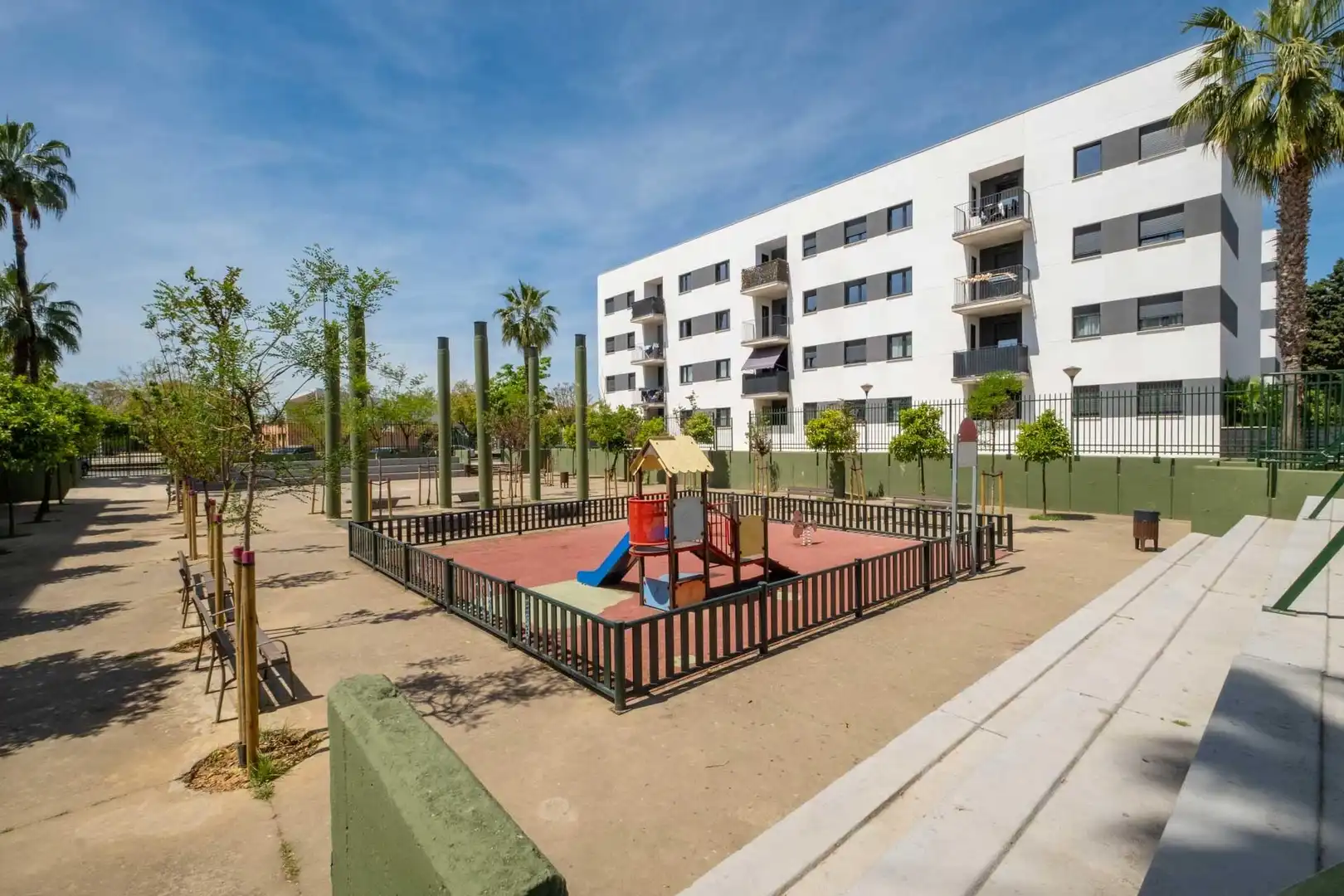 Vista exterior de Dúplex en venta en Sevilla con Aire acondicionado y Piscina comunitaria