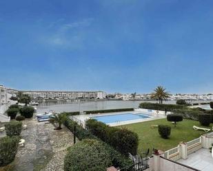 Piscina de Apartament en venda en Empuriabrava amb Jardí privat i Moblat