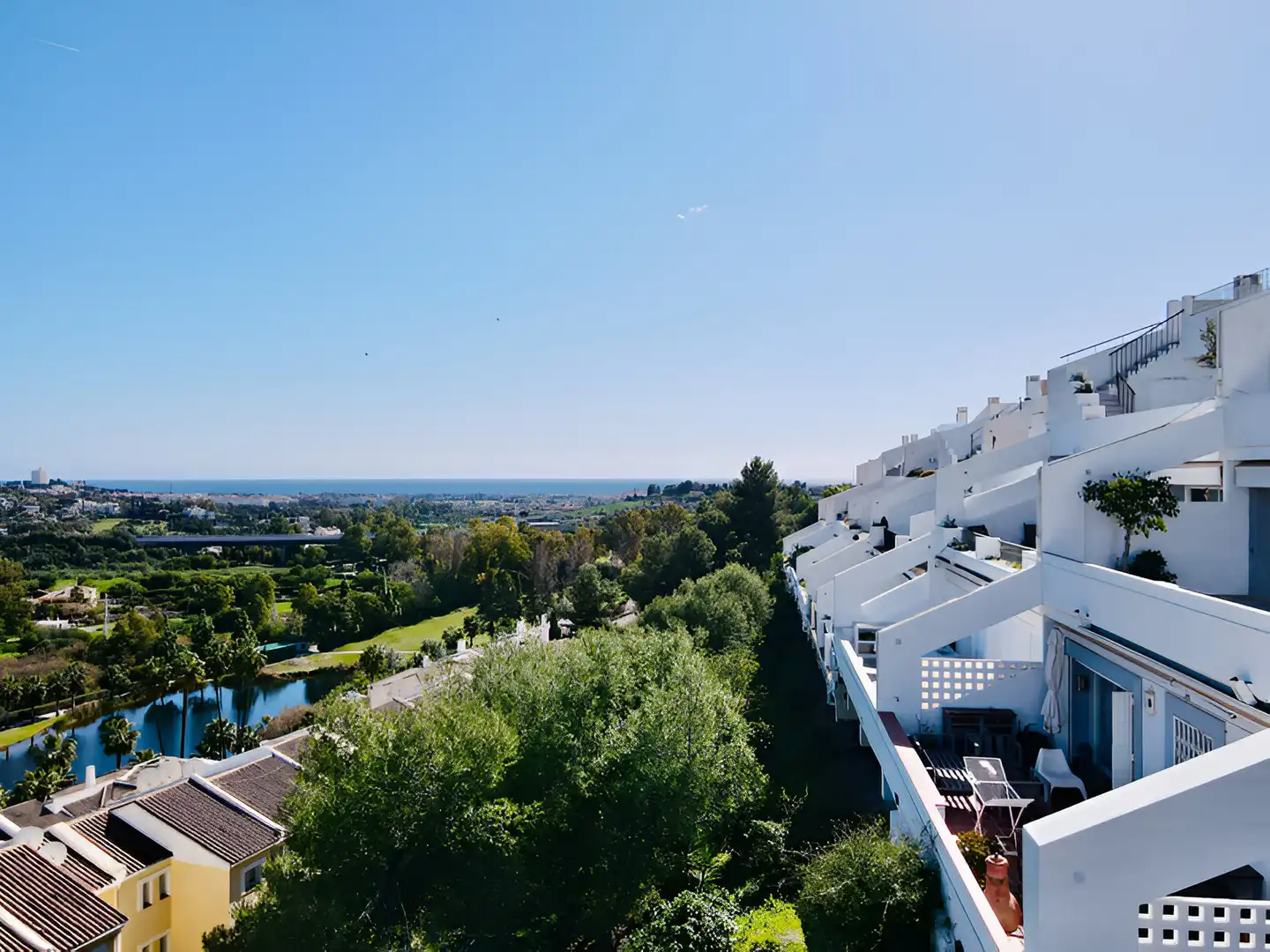 Apartament amb piscina en venda a Benahavís pueblo, imagen 2