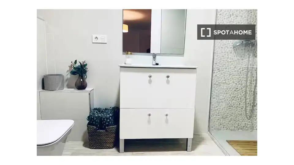 Baño de Piso de alquiler en Valencia con Aire acondicionado, Calefacción y Amueblado