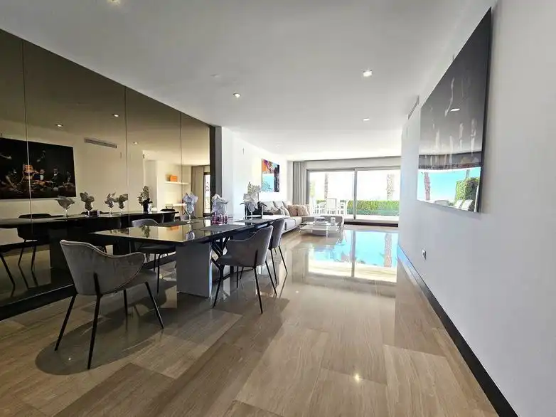 Wohnzimmer von Wohnungen zum Verkauf in Benahavís mit Klimaanlage, Terrasse und Möbliert