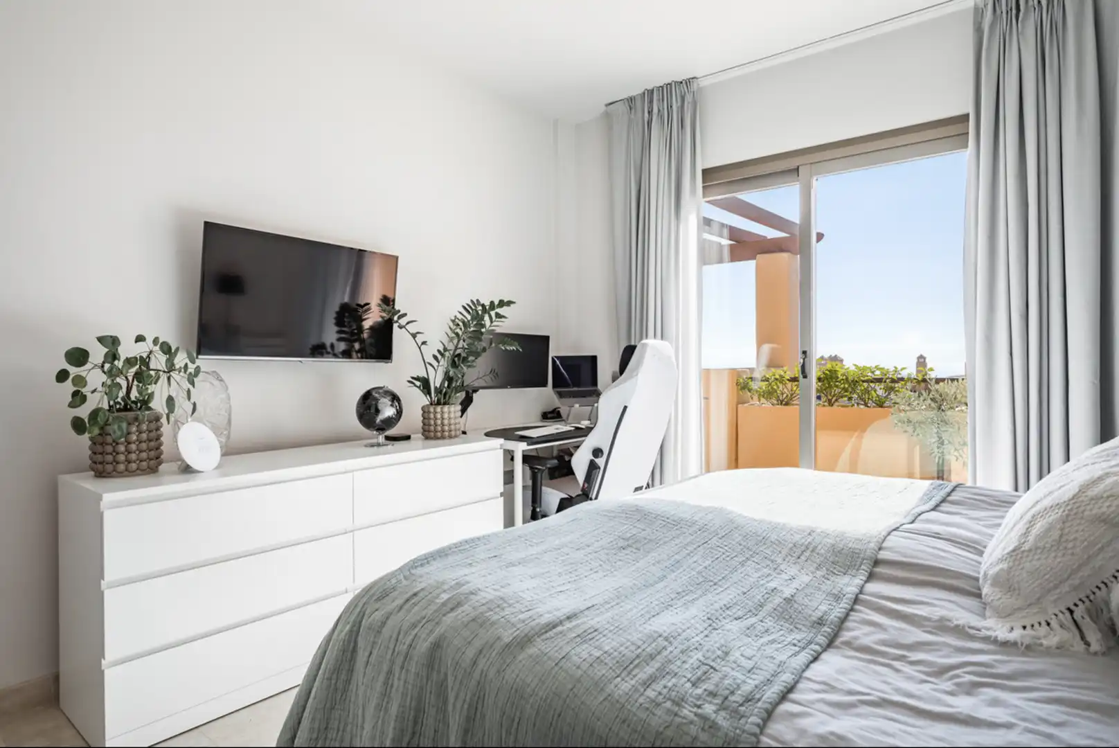 Schlafzimmer von Wohnungen zum Verkauf in Benahavís mit Klimaanlage, Terrasse und Möbliert